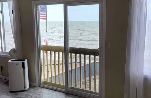 Oak Harbor House | Beach house close to Toledo, Cedar Point, and Put In Bay.