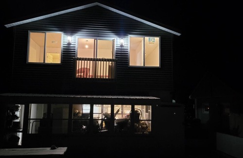 Oak Harbor House | Beach house close to Toledo, Cedar Point, and Put In Bay.