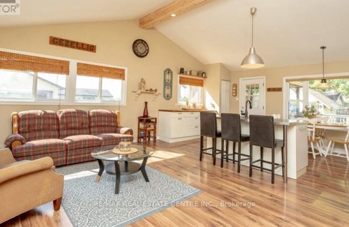 Lambton Shores Cottage | Beach house cottage with private beach near Grand Bend