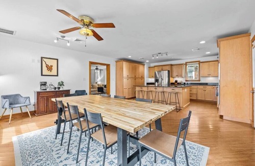 Willoughby Spit House | Beach House~Hot Tub~3 Min to Sand~Family Friendly