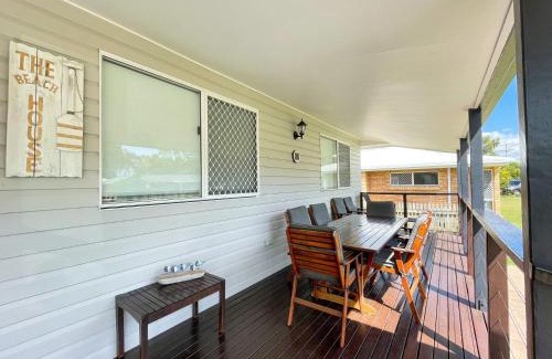 Traviston House | Beach House on Burrum- Close to beach- 3BR- WiFi-Foxtel