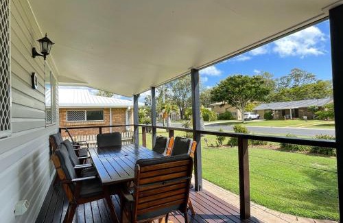 Traviston House | Beach House on Burrum- Close to beach- 3BR- WiFi-Foxtel