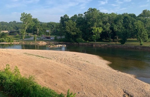 Pineville Cabin | Beach house-style cabin on the Elk River in Pineville, Missouri
