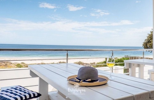 Britannia Bay House | Beach house, walk onto the beach