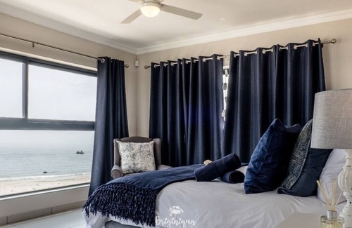Britannia Bay House | Beach house, walk onto the beach