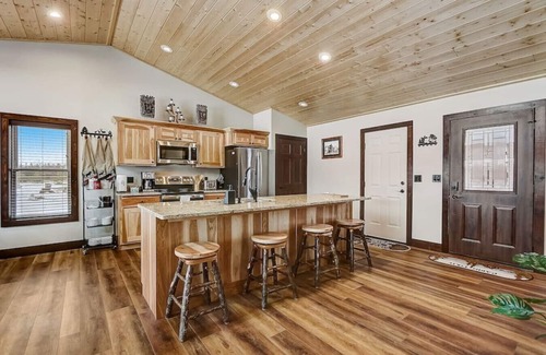 New Lisbon House | Beach Lake Cottage with Hot Tub