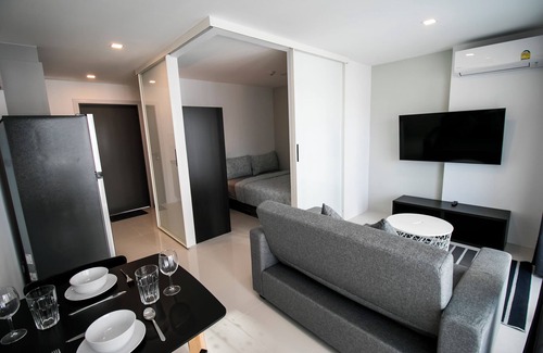Kram Condo | Beach living 1 bdrm well equiped kitchen, AC, Wi-Fi and Living room