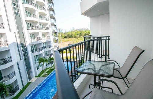 Kram Condo | Beach living Studio, Balcony, Wi-fi and Kitchen