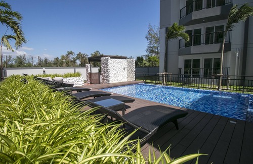 Kram Condo | Beach living Studio, Balcony, Wi-fi and Kitchen
