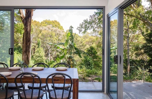 Merewether House | Beach Meets Bush at Expansive Treetop Oasis
