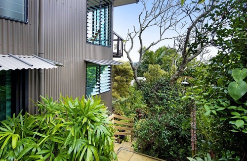 Currumbin House | Beach Panorama (Walk to Beach)