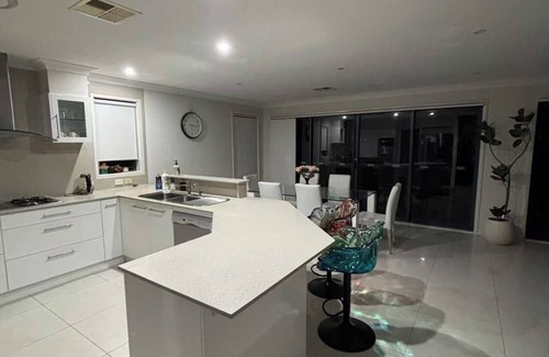 Tascott House | “Beach Paradise Villa | Private Garden & BBQ Area”