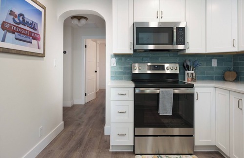 Treasure Island House | Beach Please ~ Luxe Cottage ~ Steps from Sand