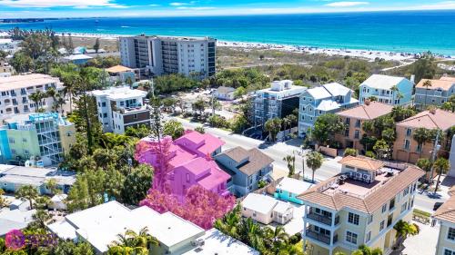Siesta Key Village Ski Chalet | Beach Rd, 300ft to Beach Access & 500ft to Siesta Key Village, Studio