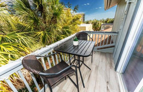 Siesta Key Village Ski Chalet | Beach Rd, 300ft to Beach Access & 500ft to Siesta Key Village, Studio