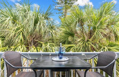 Siesta Key Village Ski Chalet | Beach Rd, 300ft to Beach Access & 500ft to Siesta Key Village, Studio
