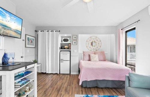 Siesta Key Village Ski Chalet | Beach Rd, 300ft to Beach Access & 500ft to Siesta Key Village, Studio