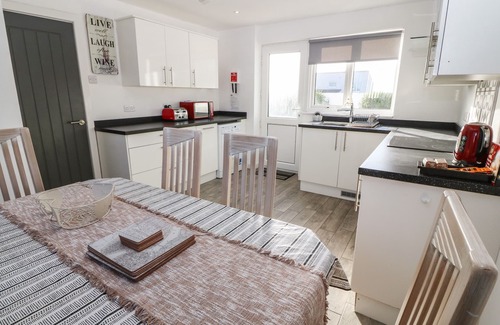 Holyhead Cottage | BEACH REACH, pet friendly, country holiday cottage in Valley