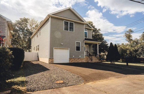 Long Branch House | Beach Retreat+11Br/4Bth+F1 VR sim, Up to 21 guests