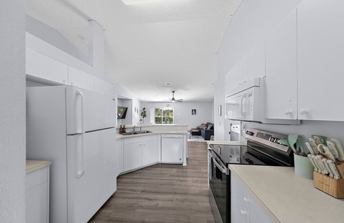 Sebastian Highlands House | Beach Retreat - Pet friendly - 10 min from beach