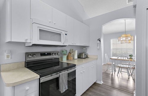 Sebastian Highlands House | Beach Retreat - Pet friendly - 10 min from beach