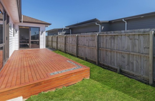 Clarks Beach House | Beach Revival – Clarks Beach Holiday Home