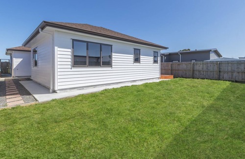 Clarks Beach House | Beach Revival – Clarks Beach Holiday Home