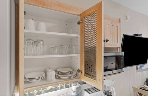 Baytowne Wharf Condo | "Beach Scene" Sandestin #242 Studio Sleeps 4