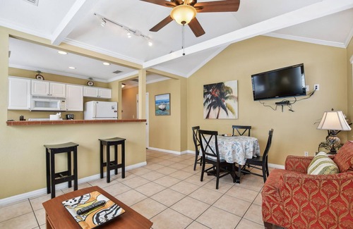 Clearwater Beach House | Beach Side Cottage 20/Walk to the beach!