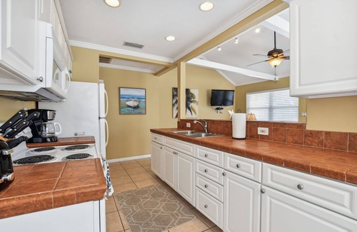 Clearwater Beach House | Beach Side Cottage 20/Walk to the beach!