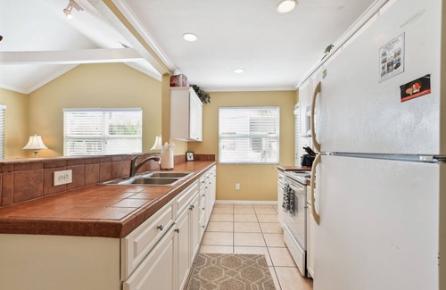 Clearwater Beach House | Beach Side Cottage 20/Walk to the beach!