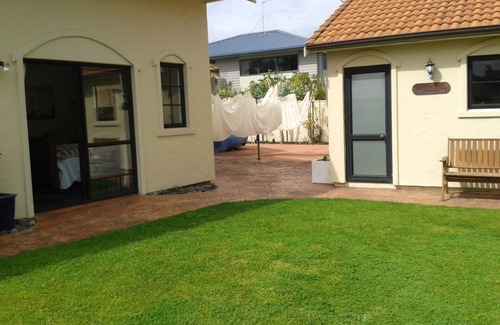One Tree Point Apartment | Beach Studio with King size bed, a bathroom and kitchen, off street parking