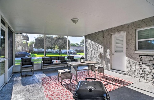 Largo House | Beach-Style Getaway with Lanai about 4 Mi to Beaches!