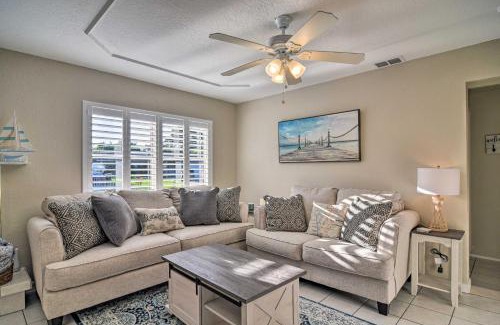 Largo House | Beach-Style Getaway with Lanai about 4 Mi to Beaches!