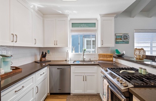West Newport House | Beach to Bay View Townhouse - Steps to Everything!