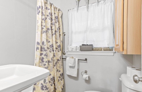 Fort Walton Beach House | Beach Town Escape-Mins to Boardwalk-Pets-Firepit!