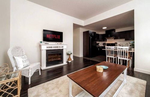 Jasper Place House | Beach Vibes - KING Bed - Fireplace - Garage - WiFin