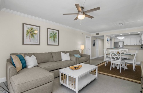 Sanibel Apartment | Beach View + 1-2 Min walk to Beach + Huge TVs & Fully Remodeled