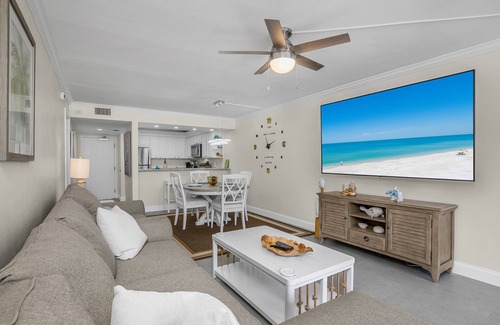 Sanibel Apartment | Beach View + 1-2 Min walk to Beach + Huge TVs & Fully Remodeled