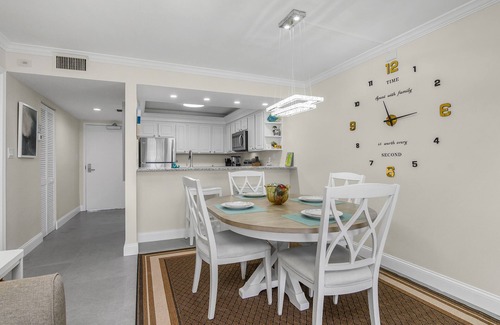 Sanibel Apartment | Beach View + 1-2 Min walk to Beach + Huge TVs & Fully Remodeled