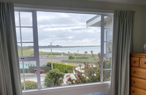 Riverton Cottage | Beach View Cottage