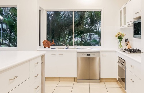 Agnes Water House | Beach Vista Agnes Water - luxurious beachfront with pool. pet friendly, air con & huge entertaining