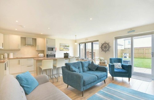 Beadnell Cottage | BEACH WALK, pet friendly, country holiday cottage in Beadnell