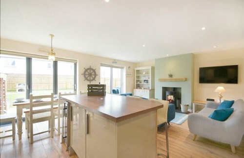 Beadnell Cottage | BEACH WALK, pet friendly, country holiday cottage in Beadnell