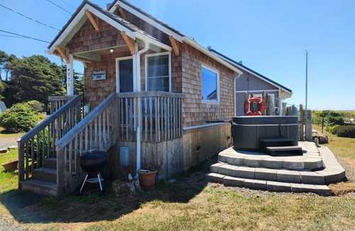 Moclips House | Beachcombers Cabin - Ocean Front with Hot Tub