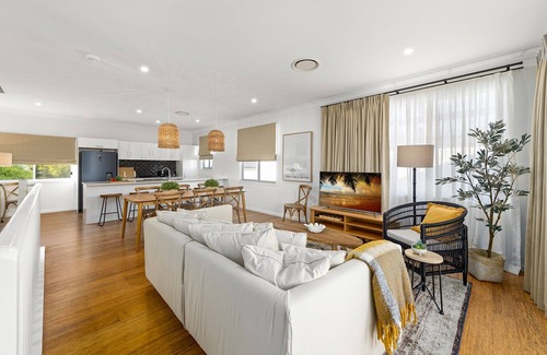 Caves Beach House | "beached@caves" - Entire Home 1.5hrs From Sydney