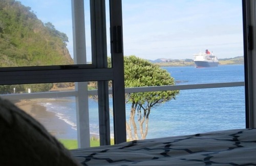 Russell House | Beachfront Escape - Tapeka Beach Bach