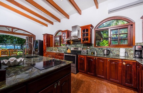 Tamarindo Villa | Beachfront 10BR Luxury Villa in Tamarindo – Walk to Town & Surf