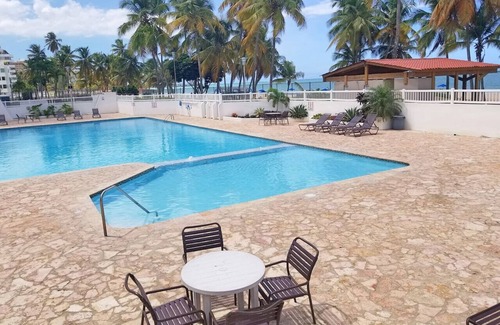 Isla Verde Apartment | Beachfront 2 Bdrm ~ Walk to Eat ~ W/D ~ King Bed
