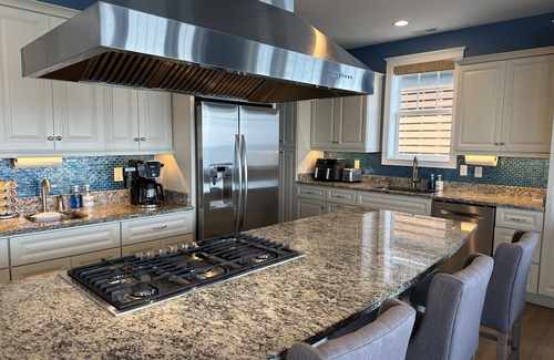 Hampton House | Beachfront 2 Dwellings, EV charger,25-30 mi to Busch gardens Jamestown VA Beach.